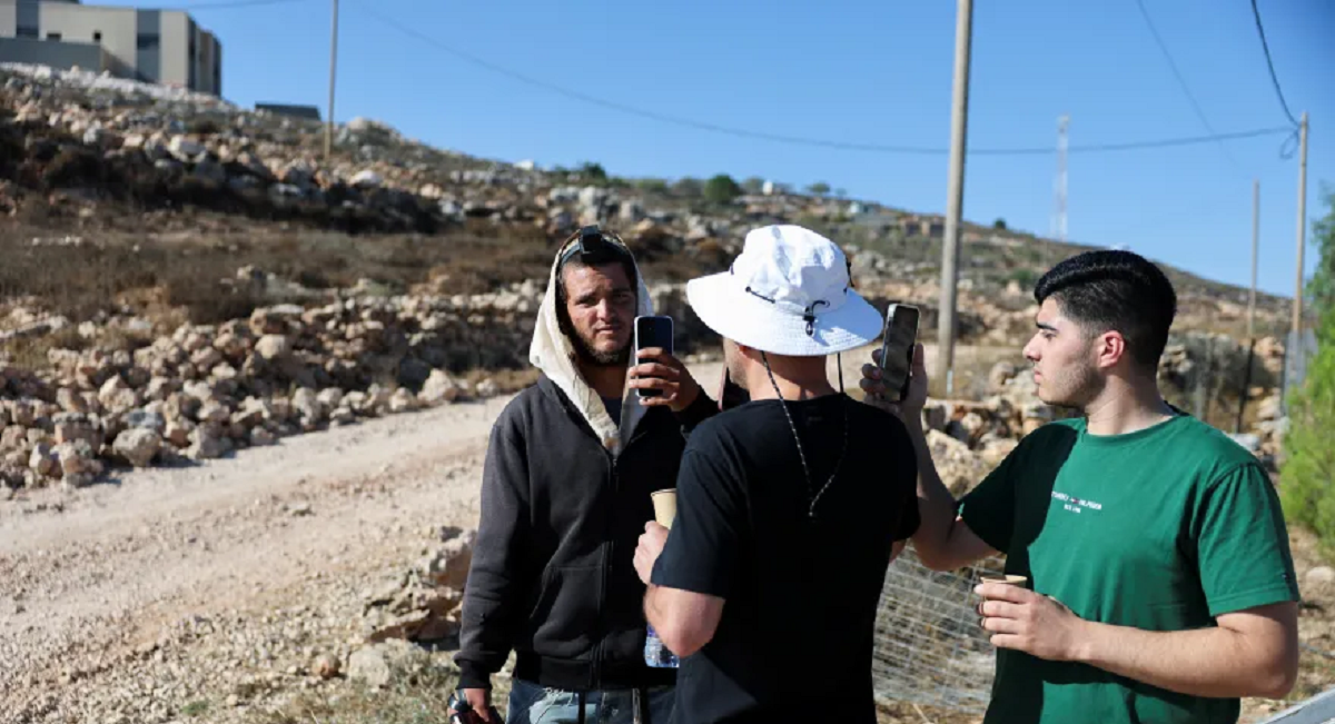 مستوطن متطرف يهاجم أمريكيا فلسطينيا في منزله المحاصر ببلدة قصرة .. والجيش لم يتدخل